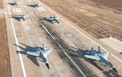 冬日，海軍航空大學某團開展飛行訓練。圖為戰機滑行。    張智廣攝