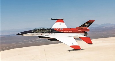 美空軍部長弗蘭克·肯德爾搭乘由人工智能飛行員控制的X-62A VISTA戰斗機飛行。