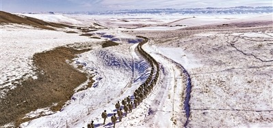 2月8日，陸軍某部開展負重行軍拉練，磨礪官兵戰斗意志。馬文清攝