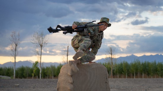 余義持狙擊槍越過障礙。