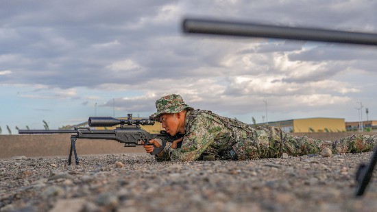 余義在練習臥姿據槍。