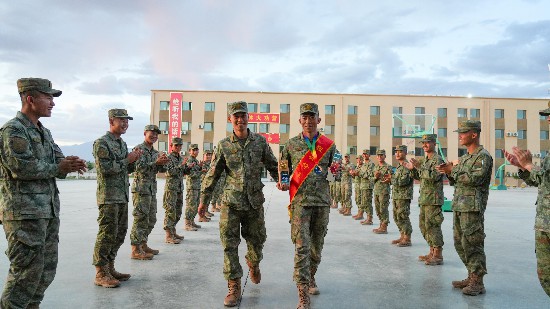 余義獲獎后單位戰友列隊歡迎。