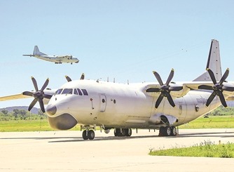 日前，海軍某部組織反潛訓練。圖為戰機接續起飛。卜令彬攝