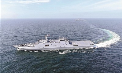 夏日，海軍某支隊艦艇編隊開展海上訓練。圖為編隊在訓練中行進。翟　濤攝