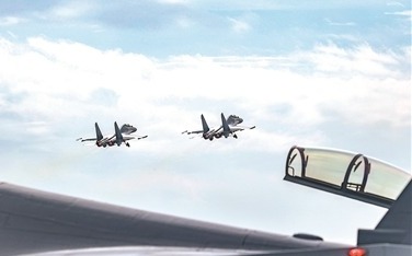 夏日，空軍某部組織飛行訓練。  王鑫偉攝