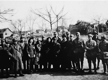 1943年，新四軍第3師干部及部分家屬赴延安學習離開鹽阜時合影。