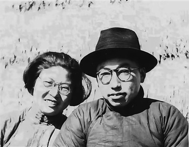 化裝成商人打扮的田守堯、陳洛漣夫婦。由時任新四軍第3師8旅政治部主任李雪三拍攝。1天后，他們在小沙東海戰中壯烈犧牲。2013年，開國中將李雪三的家人將這張珍貴照片發給撰寫田守堯夫婦紀念文章的作者徐振理。作者提供