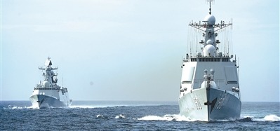 夏日，海軍某支隊組織訓練。圖為艦艇編隊向目標海域機動。李金彪攝