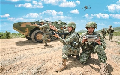 “平型關大戰突擊連”正在進行戰術訓練。戴勝豐攝